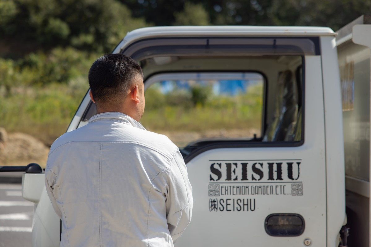 車を見ている代表