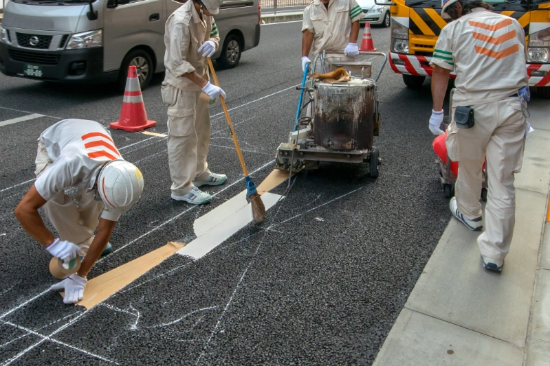 舗装工事中の作業員